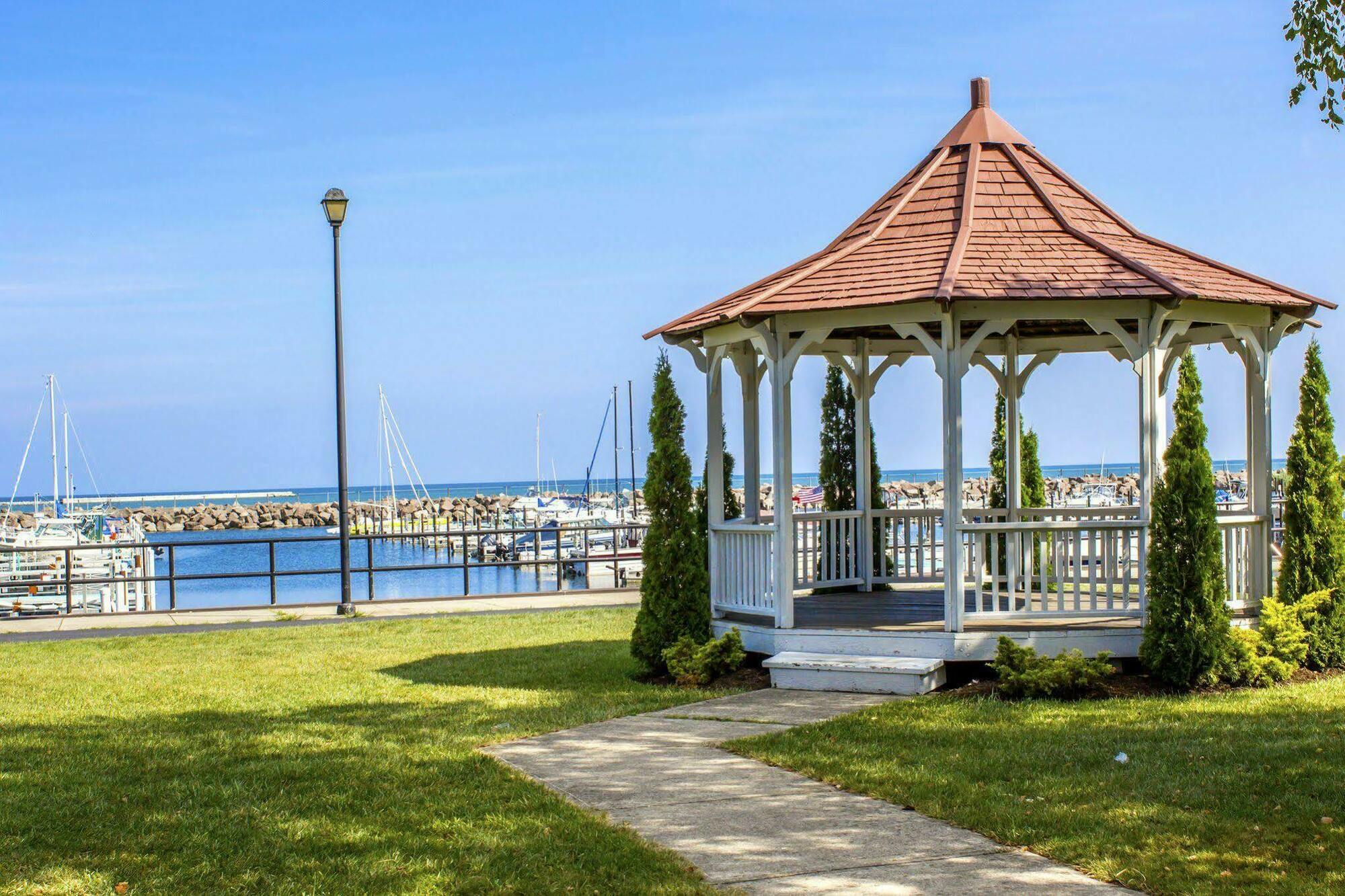 Clarion Hotel Conference Center On Lake Erie Dunkirk Bagian luar foto